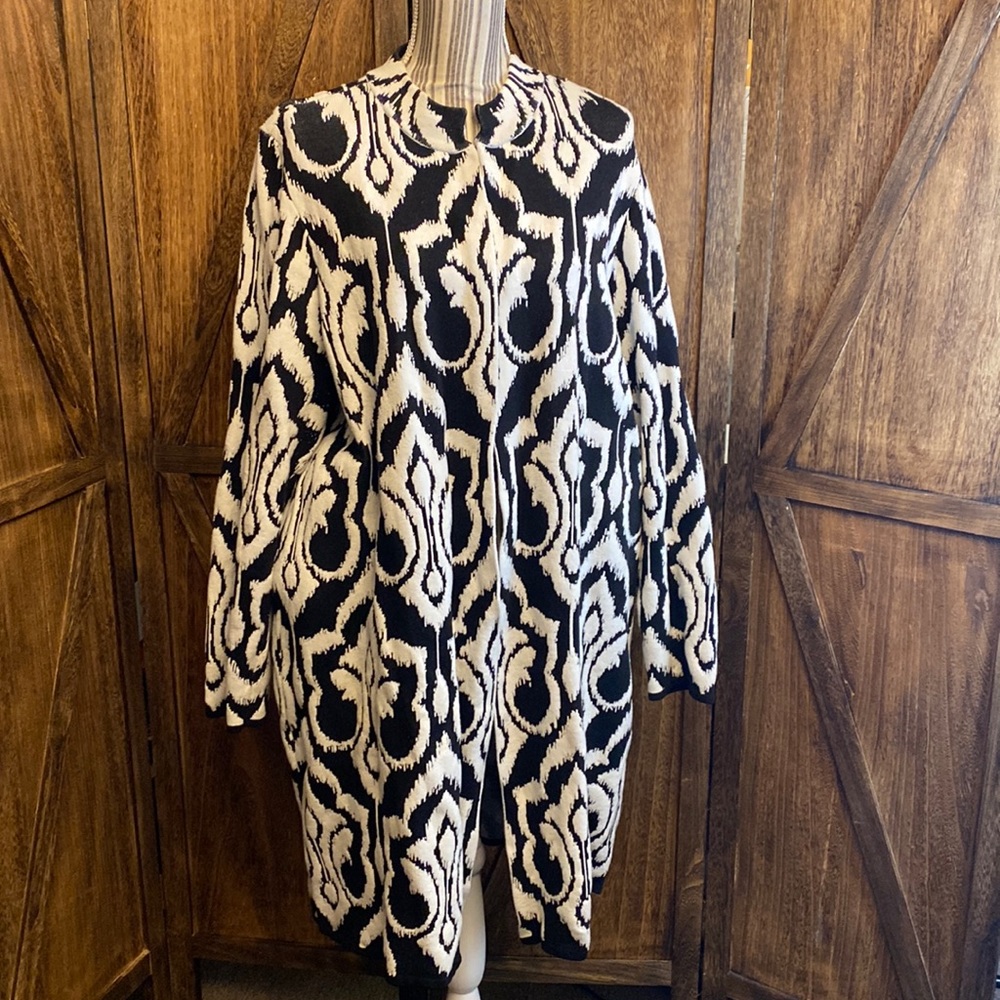 Chico’s Black & White Jacquard knit long Cardigan. Size XXL.